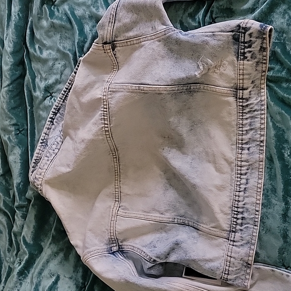 Cropped Jean Jacket - Picture 3 of 3